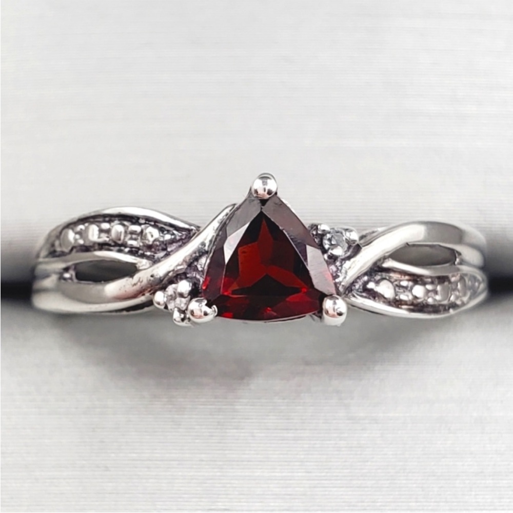Genuine Trillion Garnet 925 Sterling Silver Twist Design Ring